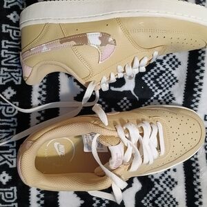 Nike Low-Top Sneakers with Pink Camo Swoosh - Beige